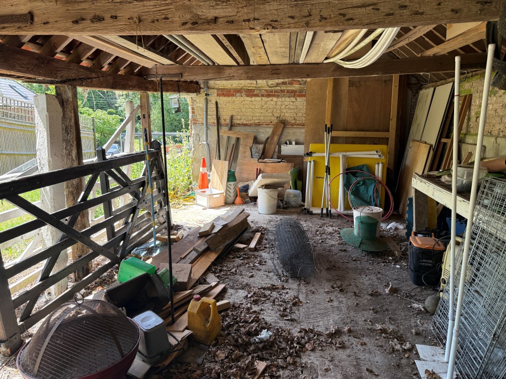Lot: 35 - STABLES AND LAND WITH PLANNING IN SOUGHT AFTER LOCATION - Covered Yard